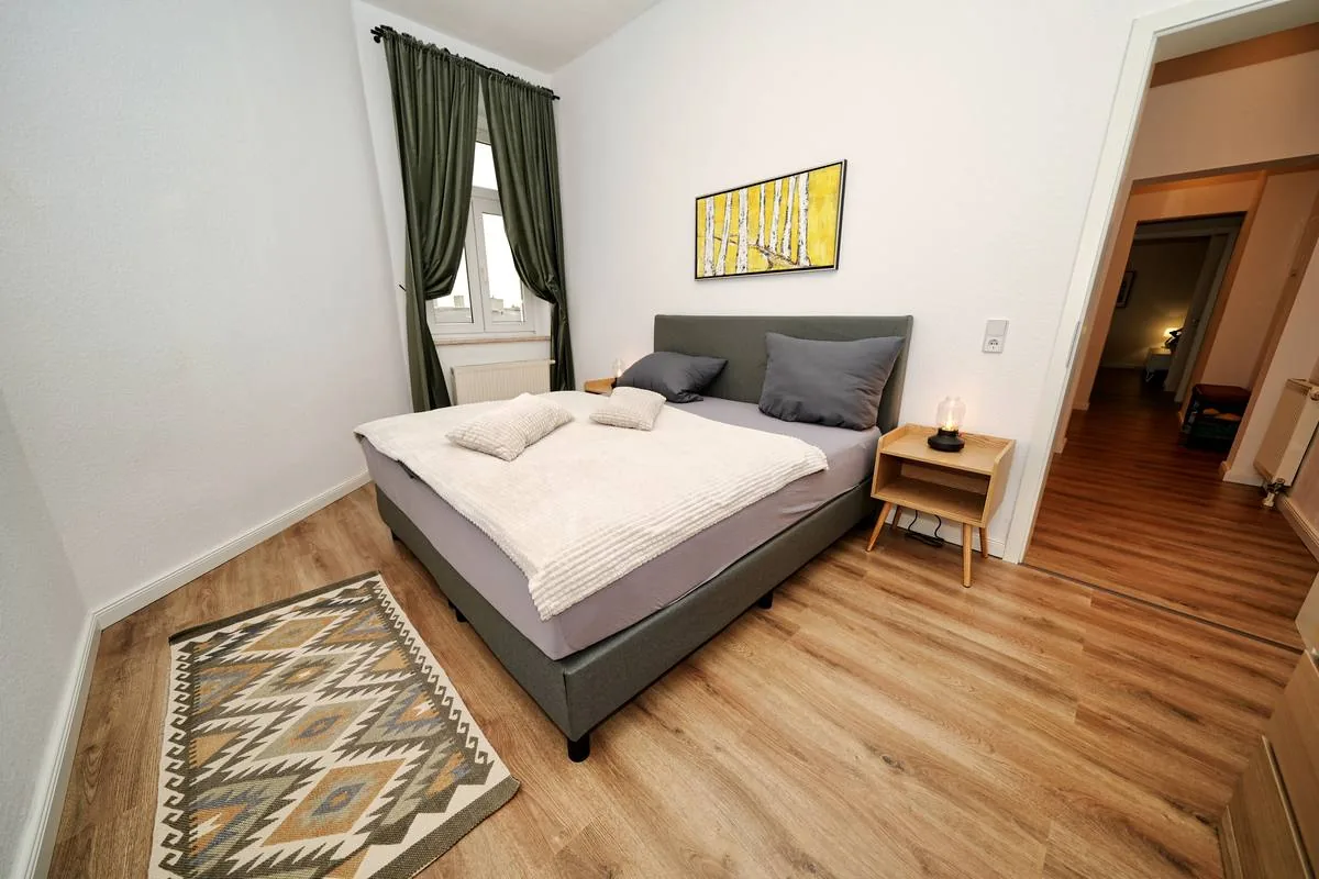 Schlafzimmer mit Boxspringbett im Apartment in Magdeburg